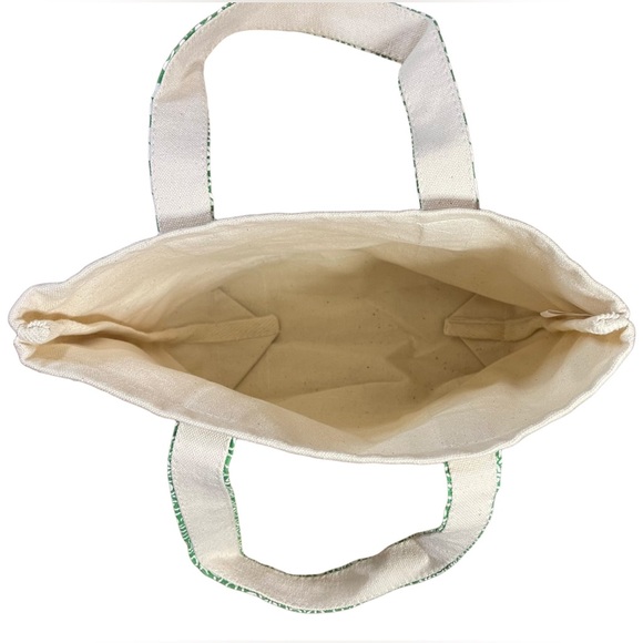 Lot Of 4 Children’s Books With Mini Tote - Picture 3 of 8